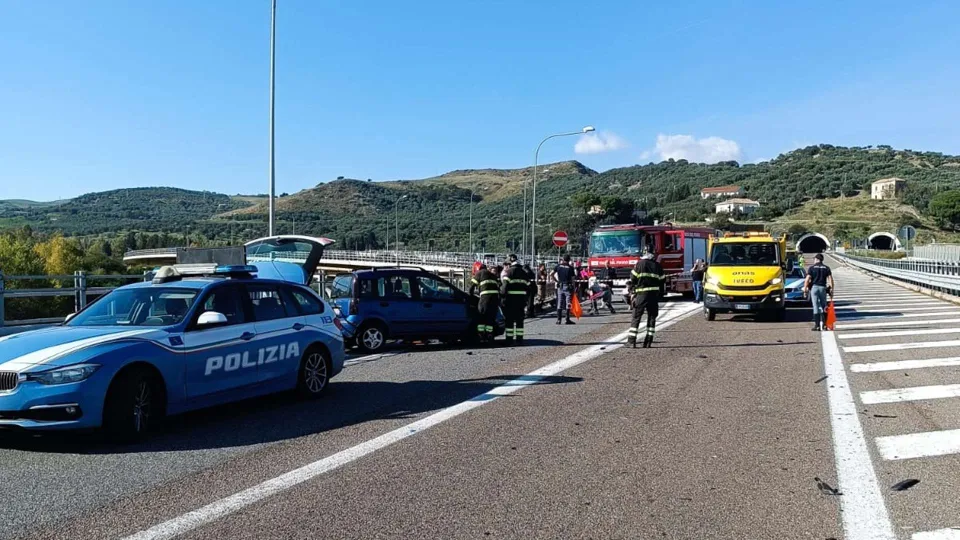 Scontro tra due auto sulla ss 106: muore conducente, due i feriti gravi