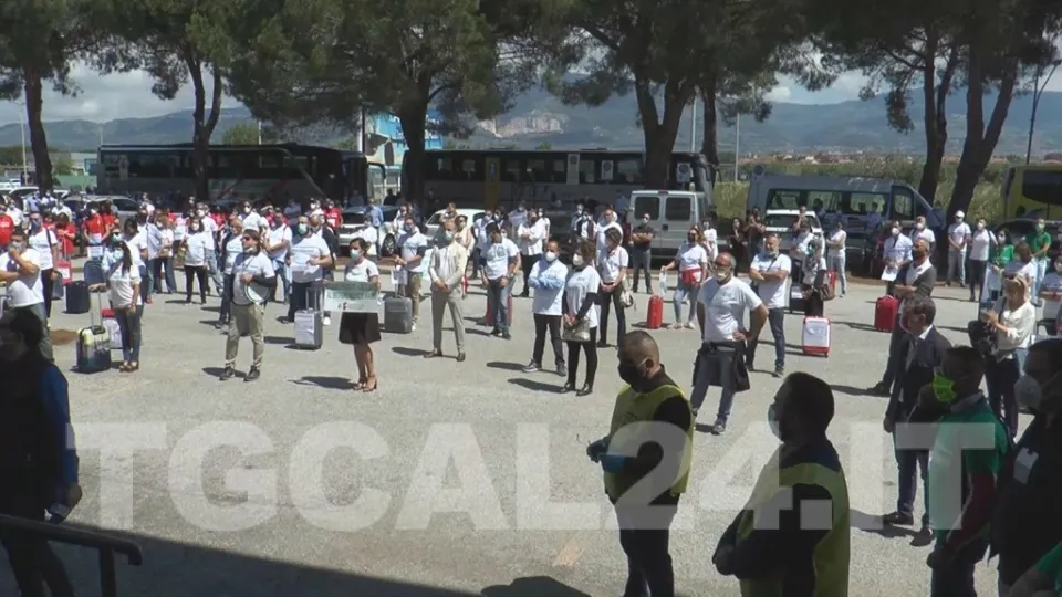 Turismo, protesta del comparto calabrese all'aeroporto di Lamezia: le richieste al Governo (VIDEO)