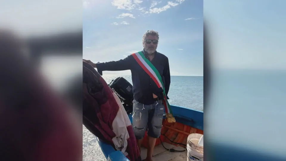 Il sindaco sfida il mare: «Aspetto risposte dalla Regione»
