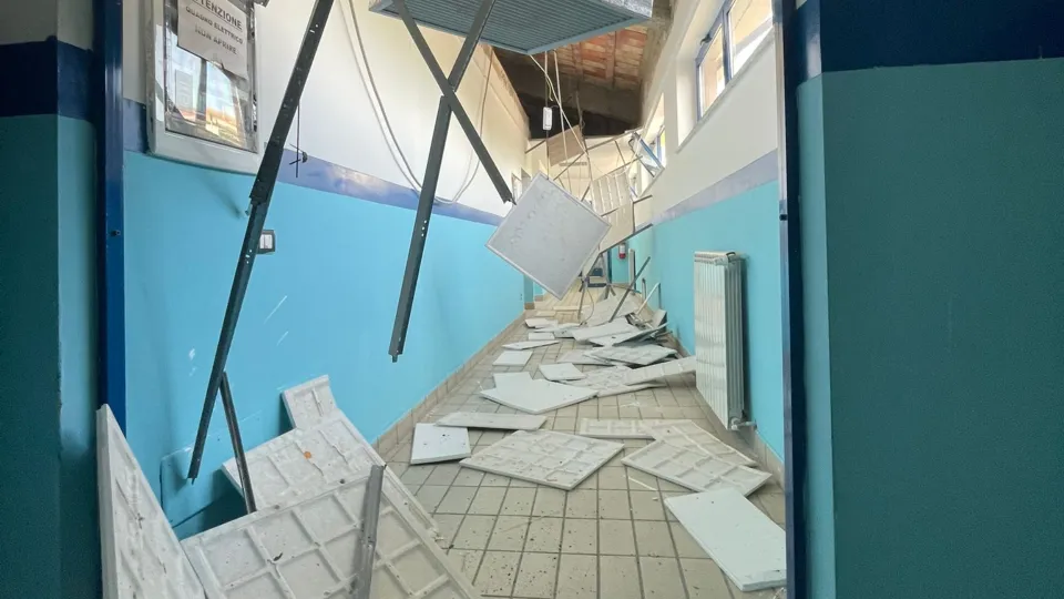 Crolla il soffitto della piscina comunale di Crotone: «cedimento anomalo»