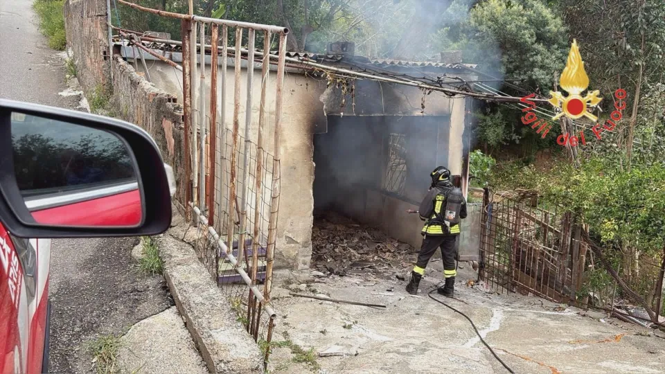 Lamezia Terme, incendio in un magazzino: nessun ferito