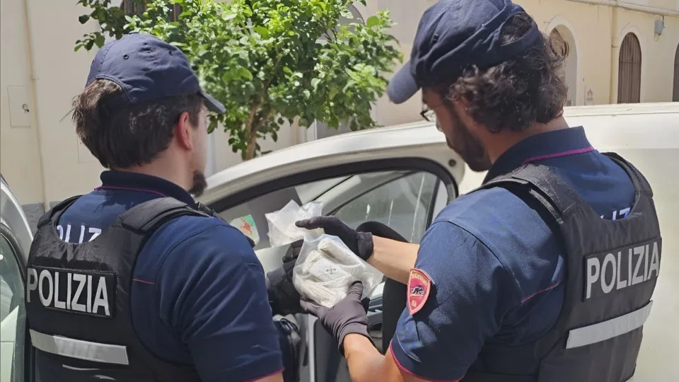 Crotone, un chilo di hashish sequestrato dalla Polizia durante i controlli