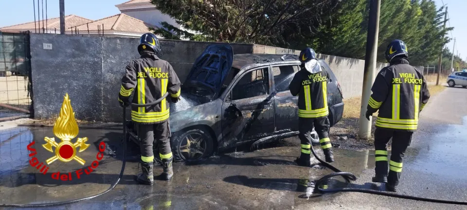 Auto si schianta contro un muro e va in fiamme: salve quattro persone (FOTO)