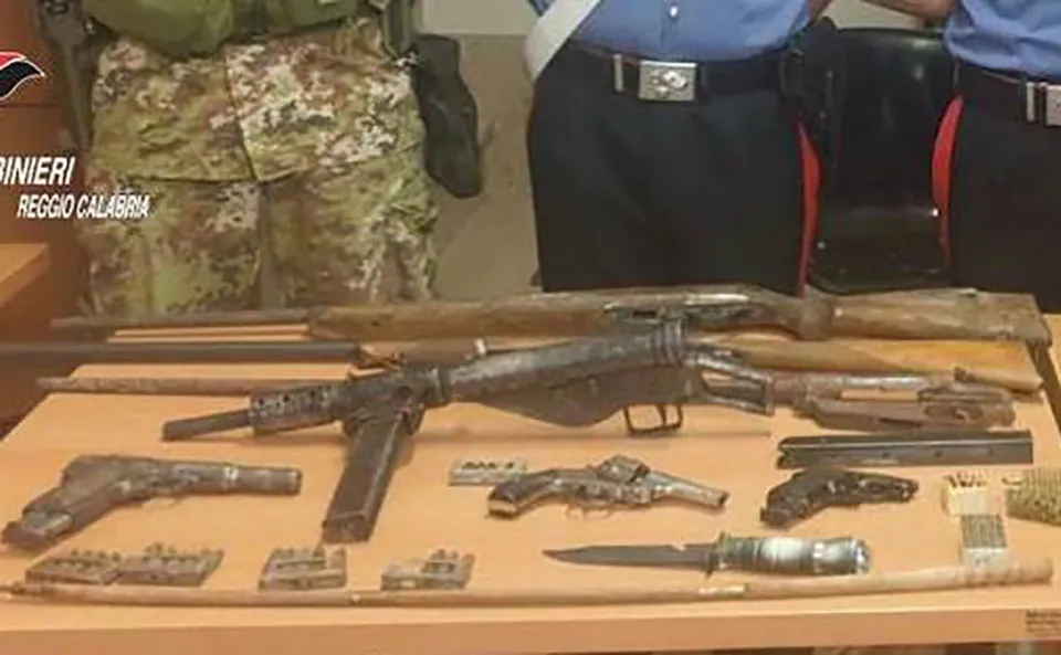 Armi e munizioni delle due guerre mondiali: arrestati madre e figlio a Santa Cristina d'Aspromonte