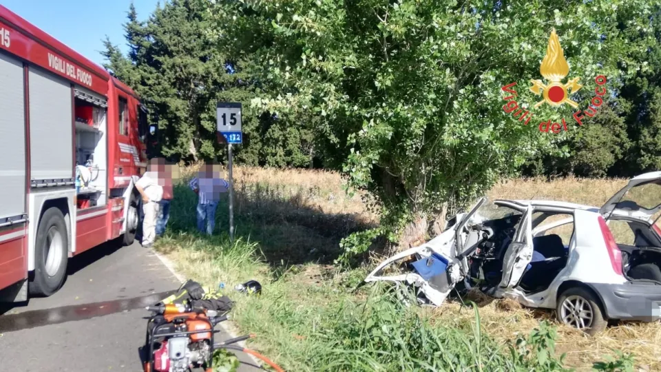 Incidente nel Catanzarese, auto impatta contro albero: morto ragazzo di 16 anni