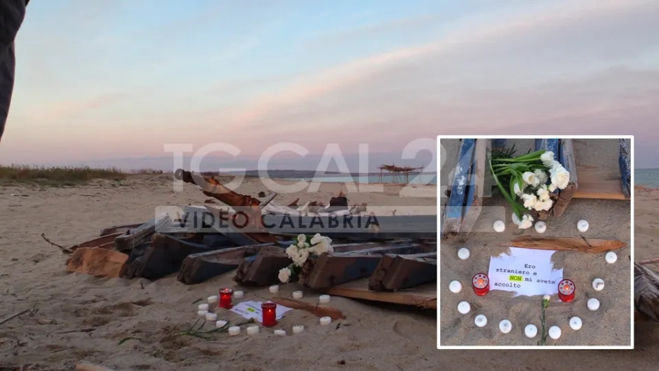 VIDEO | Naufragio di Steccato di Cutro: l'omaggio dei giornalisti crotonesi nel Venerdì Santo