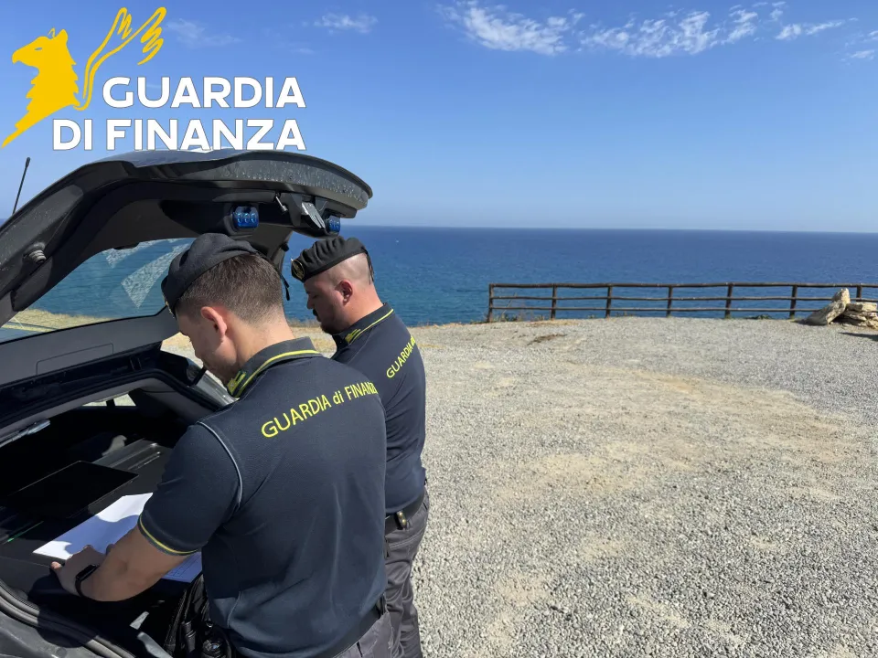 Cirò Marina, palazzo trasformato in struttura ricettiva abusiva: oltre 190 ospiti