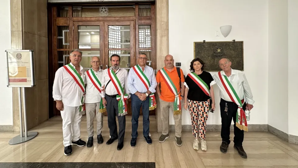Sindaci del Terzo Megalotto 106 jonica protestano alla prefettura di Cosenza: chiedono incontro con Meloni