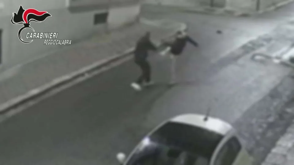 Accoltella ripetutamente un uomo durante una rapina in centro: arrestato
