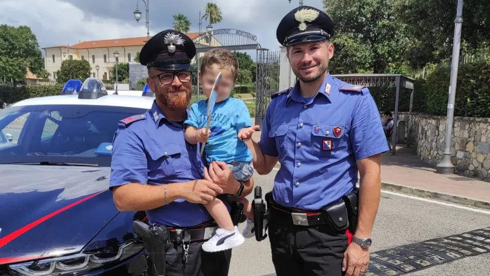 Bimbo di tre anni bloccato in auto salvato dai Carabinieri
