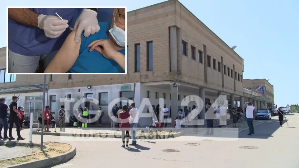 VIDEO | Aperto l'hub vaccinale all'aeroporto di Crotone: obiettivo 300 inoculazioni al giorno