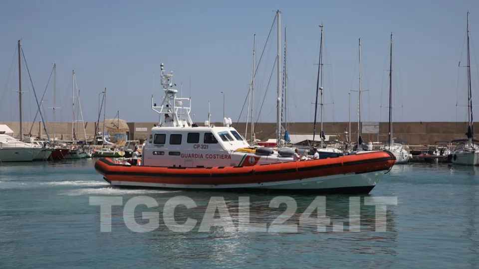 Peschereccio con 674 migranti soccorso al largo della Calabria: a bordo anche cinque morti