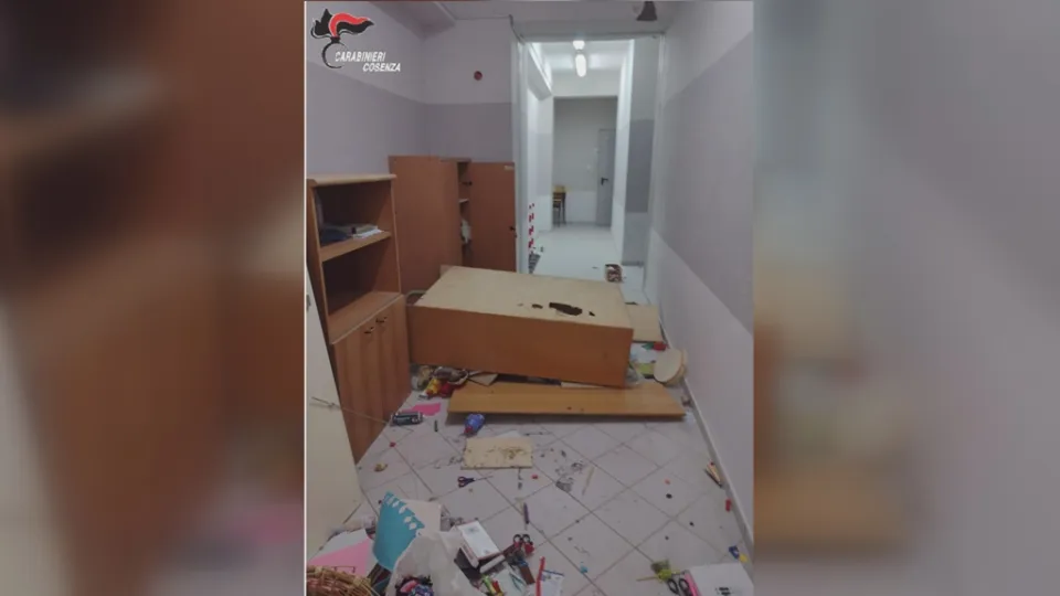 Vandalizzano una scuola nel Cosentino: arrestato un ragazzo e denunciato il complice minorenne