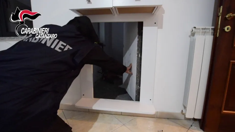 Arrestato il boss Cosimo Damiano Gallace: si nascondeva in un bunker nel Catanzarese (VIDEO)