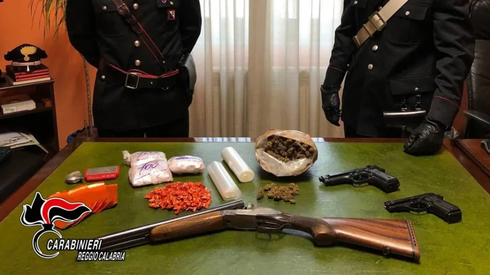 Blitz dei Carabinieri nel quartiere Ciccarello: sequestrate armi, droga e denunciato minore (VIDEO)