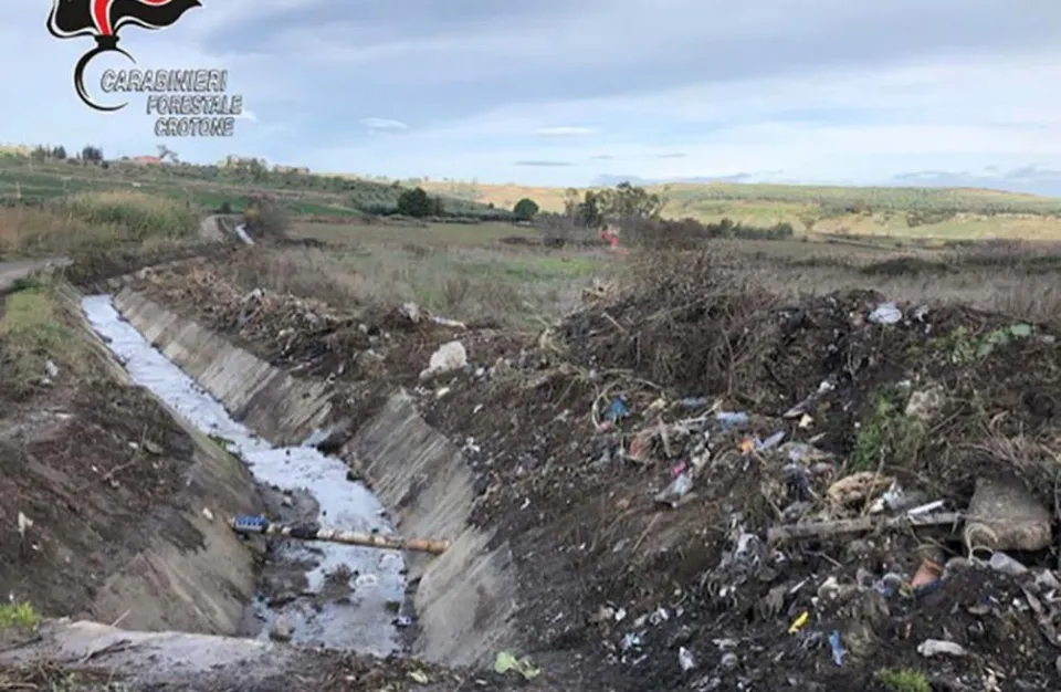 Sotto sequestro materiale derivante dalla pulitura di collettori idraulici, 2 denunce a Isola Capo Rizzuto