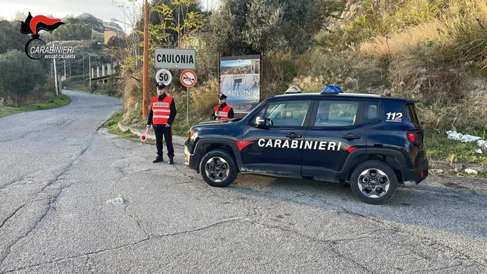 Tenta di entrare nell'abitazione dell'ex compagna minacciandola di morte: arrestato