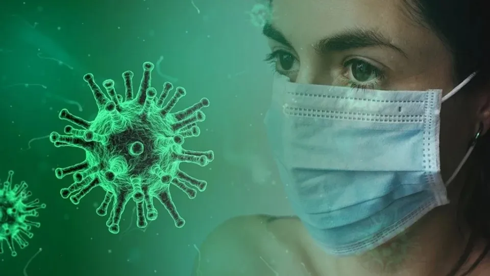 Coronavirus, ecco perché serve la mascherina: l’esperimento del microbiologo (VIDEO)