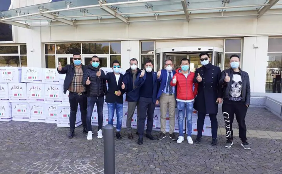 Coronavirus, imprenditori cinesi donano 1600 tute protettive alla Regione