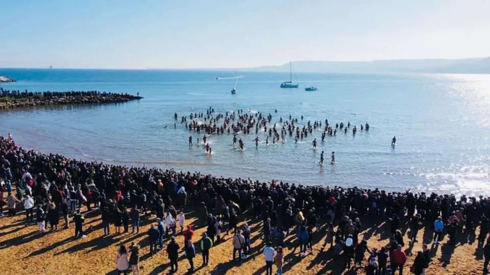 Crotone: tuffo di Capodanno in diretta su Video Calabria