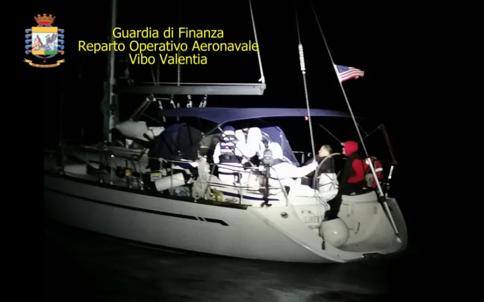 Crotone: sbarcati 71 migranti intercettati dalla Guardia di Finanza