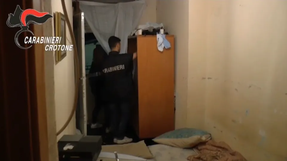 Stalking, violenze e minacce: 5 arresti a Isola Capo Rizzuto
