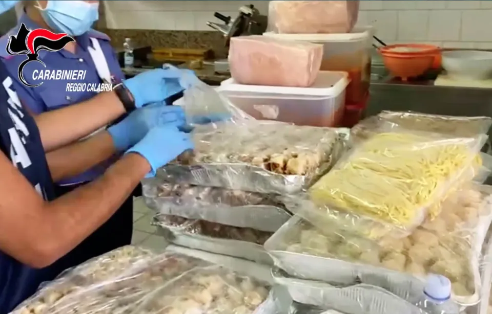 Scilla: i Carabinieri sequestrano 1,3 tonnellate di alimenti in cattivo stato di conservazione