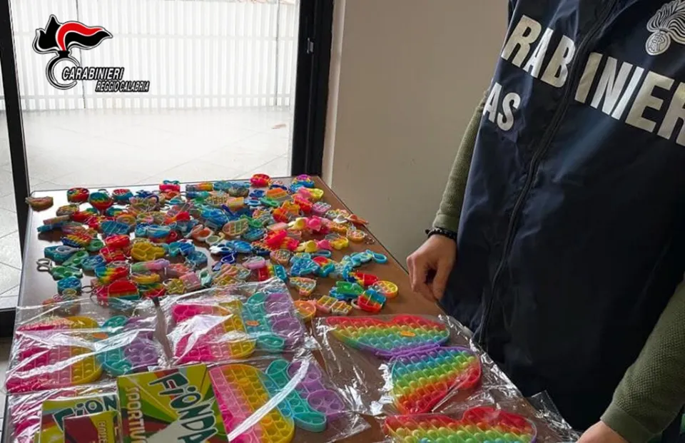 Sequestrati a Reggio Calabria 150 giochi "popit" non a norma e multato esercente