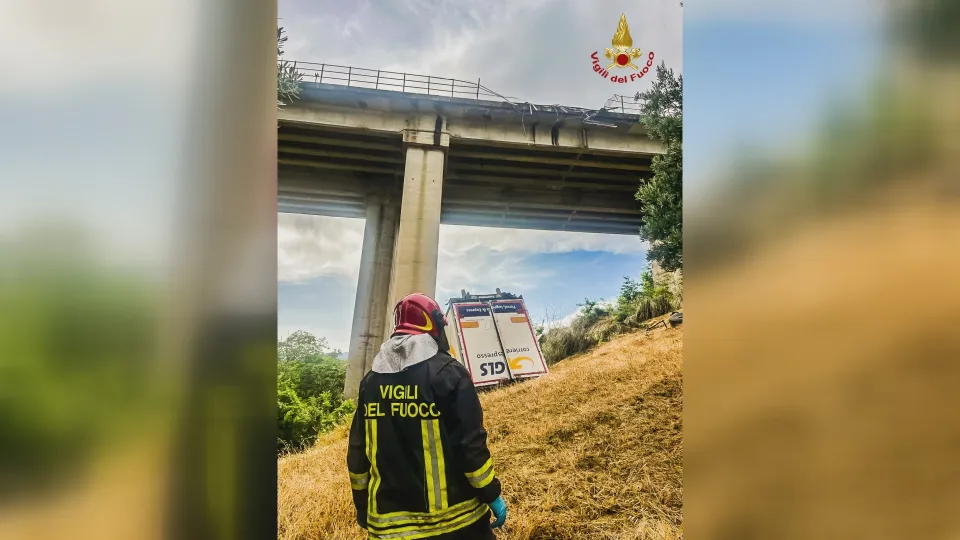 Tir precipita dal viadotto Salso sull’A2: ci sono due feriti gravi