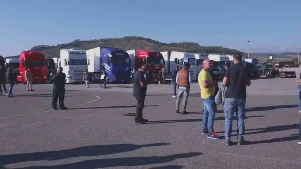 Protesta dei Tir,cantieri a rischio in Calabria: «Non arrivano acciaio e bitume, imprese allo stremo