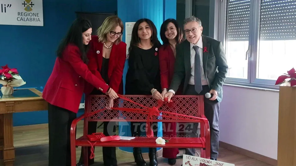 Inaugurata una panchina rossa al GOM: un simbolo che dà voce