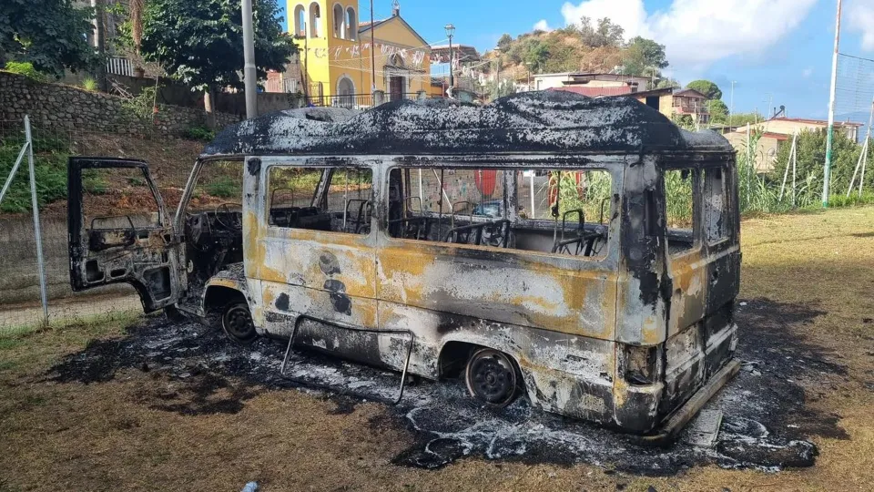 A fuoco pulmino di un'associazione del Reggino