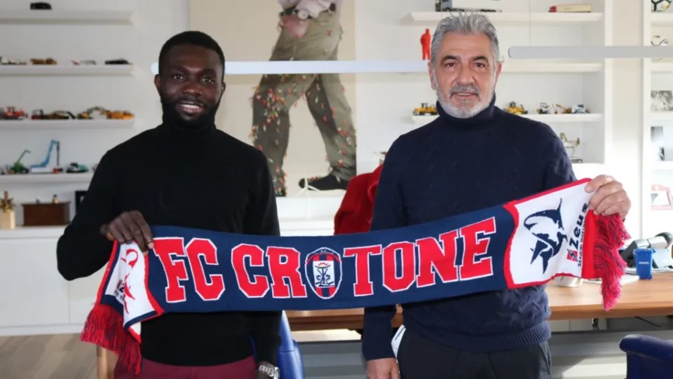 CALCIOMERCATO | Serie B, al Crotone arriva in prestito il centrocampista Theo Awua