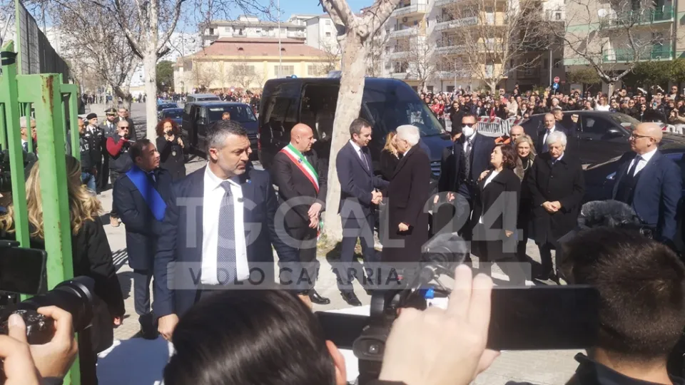 VIDEO | Crotone, il presidente Mattarella arrivato alla camera ardente. La gente chiede «giustizia»
