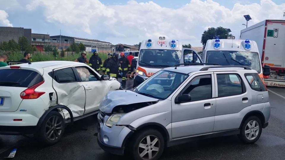 Incidente automobilistico sulla ss 106 crotonese: quattro feriti lievi (FOTO+VIDEO)