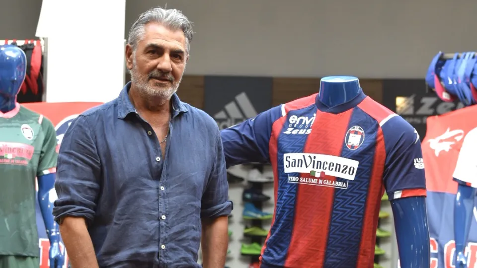 Serie A, il Crotone ha presentato le maglie della nuova stagione: scelti anche i numeri (FOTO)