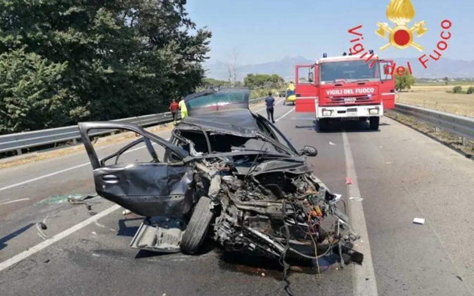 Scontro frontale tra auto sulla Ss 106 a Sibari, le vittime salgono a tre