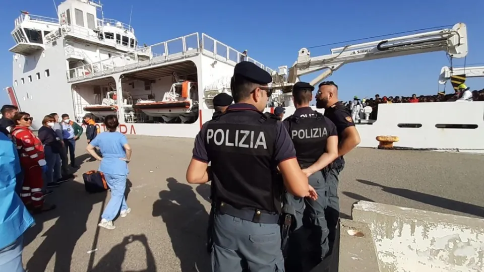 Migranti: sbarcati in 39 a Crotone, erano a bordo di una barca a vela a 50 miglia da Isola Capo Rizzuto