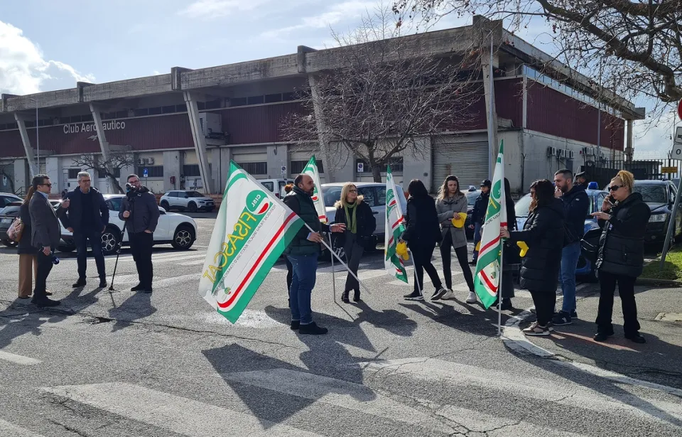 Punti vendita nell'aeroporto di Lamezia Terme, Fisascat Cisl dopo la protesta: presto un nuovo bando della Sacal