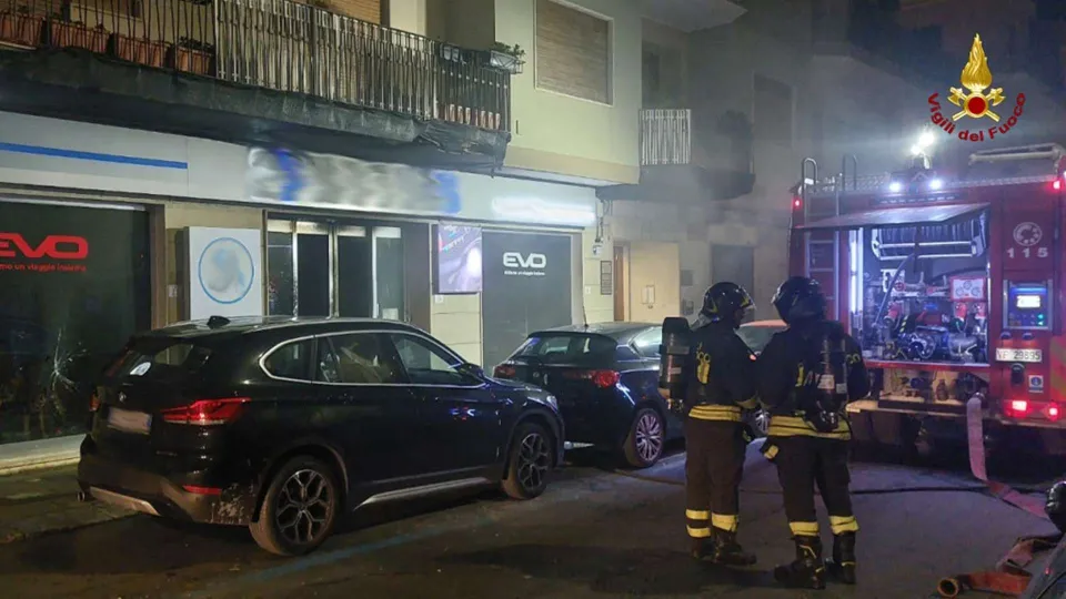 Riapre a Cosenza l'autosalone che fu incendiato a Reggio