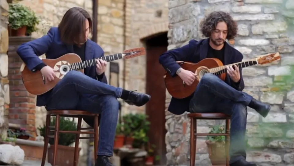 Nuova vetrina internazionale per Calabria Sona: il duo di chitarra battente Loccisano-De Carolis in Francia
