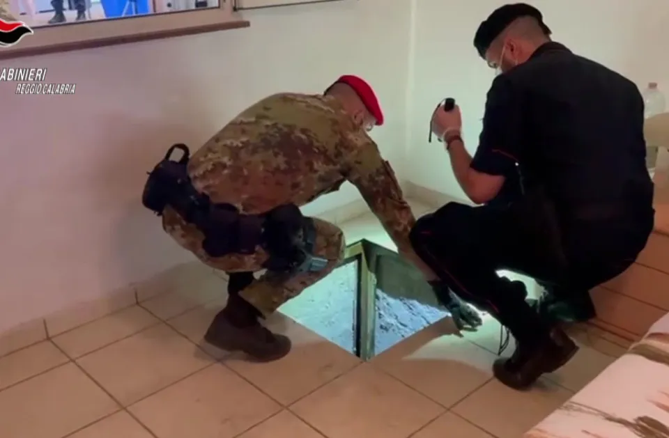 Taurianova: bunker sotterraneo scovato all'interno di una casa (Video)
