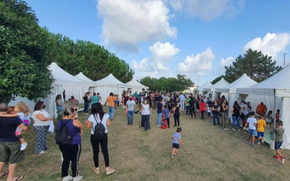 A scuola nei gazebo, la protesta di genitori e alunni a Portosalvo di Vibo Valentia