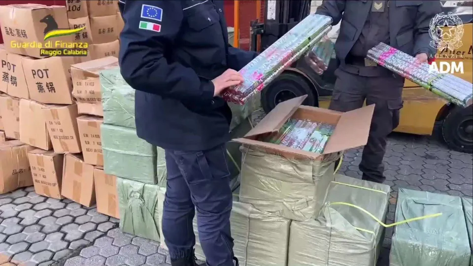 Sequestrata una tonnellata di fuochi d'artificio al porto di Gioia Tauro