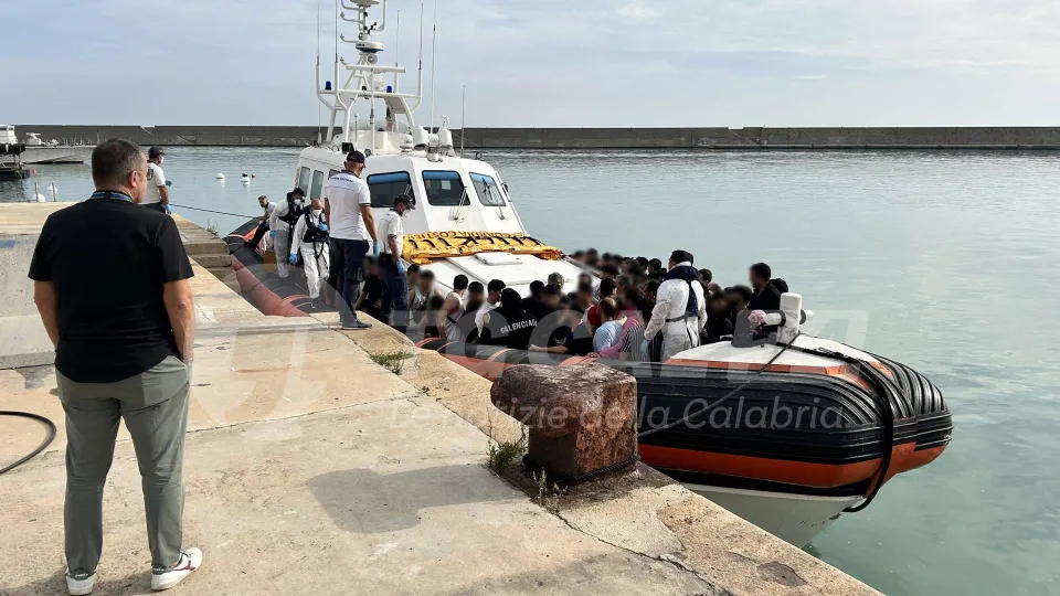 Sbarco di 101 migranti a Crotone: ci sono donne e minori non accompagnati