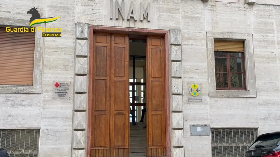 Lavorava all'Asp e contestualmente in strutture private: sequestri a medico