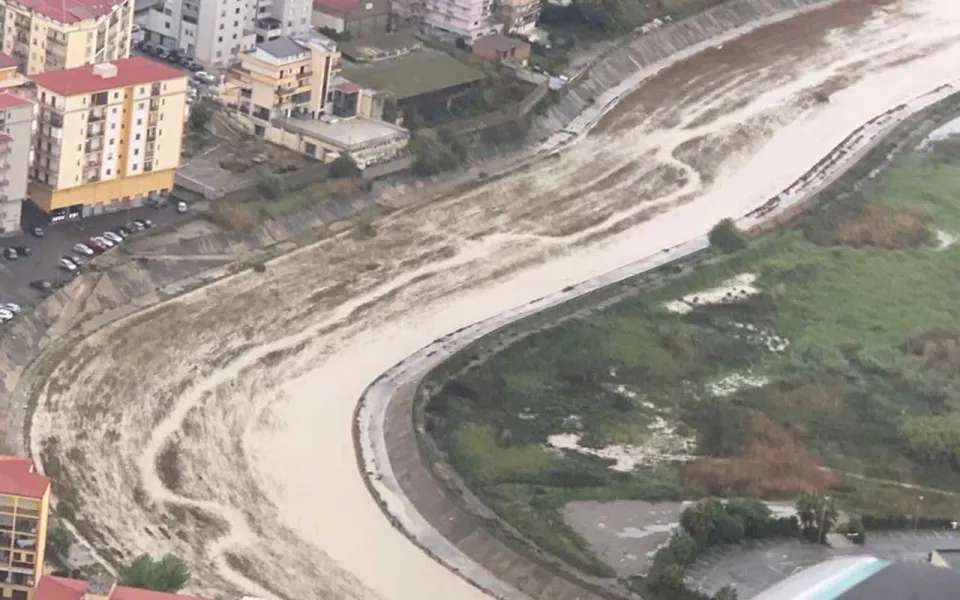 Il ministro Boccia sorvola Crotone: "Il sostegno ai comuni calabresi, ai cittadini e alle attività danneggiate sarà immediato"