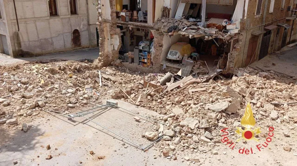 Lamezia Terme, crollo parete edificio a Sambiase: aperta inchiesta