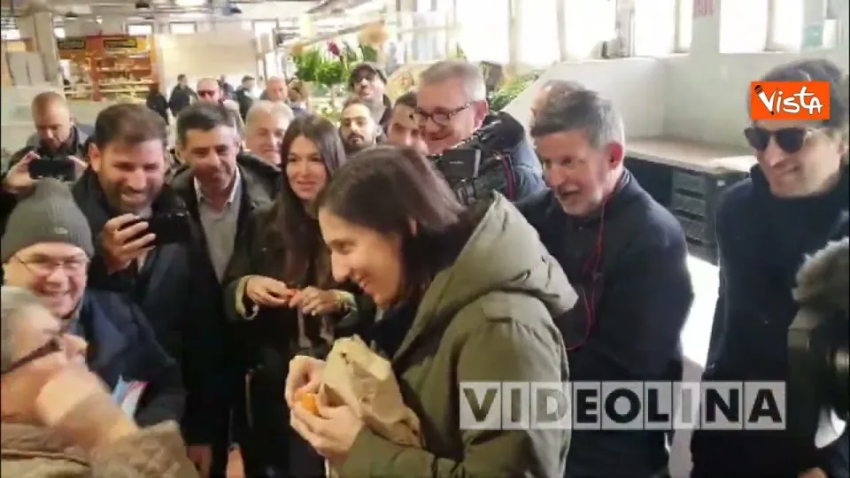Elly Schlein contestata da una pensionata al mercato di Quirra a Cagliari: "Vada a lavorare"