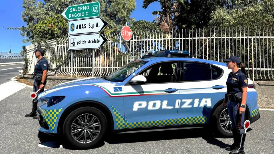 A2, oltre due chili di cocaina nascosti in auto: arrestato un giovane